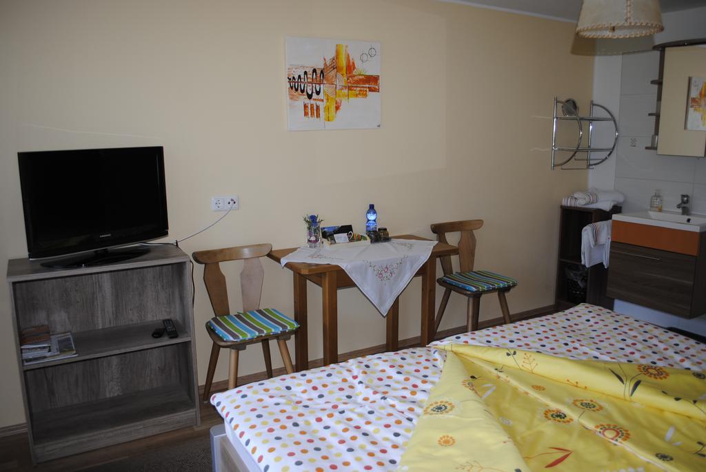 Haus Eder Burgi Hotel Nikolsdorf Bagian luar foto